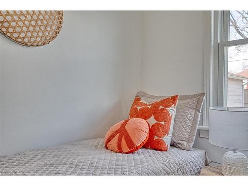 88 East 44Th Street, Hamilton, ON - Indoor Photo Showing Bedroom