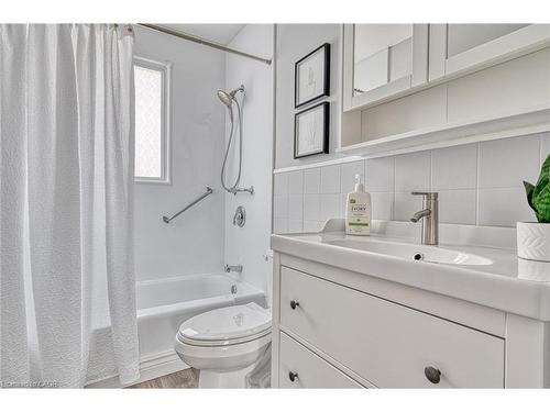 88 East 44Th Street, Hamilton, ON - Indoor Photo Showing Bathroom