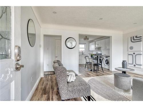 88 East 44Th Street, Hamilton, ON - Indoor Photo Showing Living Room