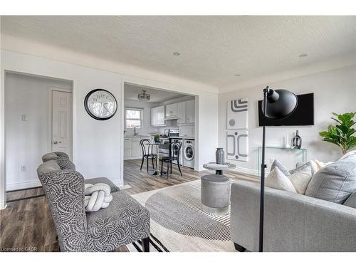 88 East 44Th Street, Hamilton, ON - Indoor Photo Showing Living Room