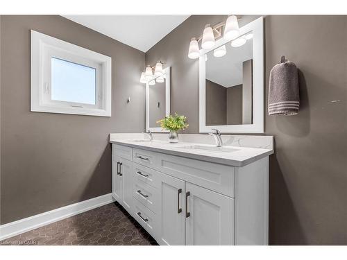 25 Stephens Court, Simcoe, ON - Indoor Photo Showing Bathroom