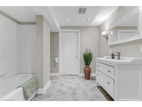 25 Stephens Court, Simcoe, ON - Indoor Photo Showing Bathroom