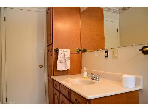 1045 Tremaine Avenue S, Listowel, ON - Indoor Photo Showing Bathroom