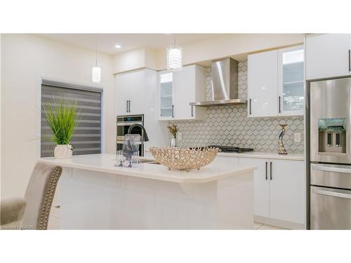 18 Brewis Street, Paris, ON - Indoor Photo Showing Kitchen With Upgraded Kitchen