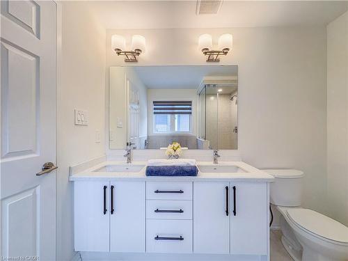 18 Brewis Street, Paris, ON - Indoor Photo Showing Bathroom