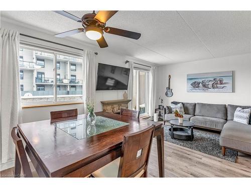 226-42 Tannery Street E, Cambridge, ON - Indoor Photo Showing Living Room