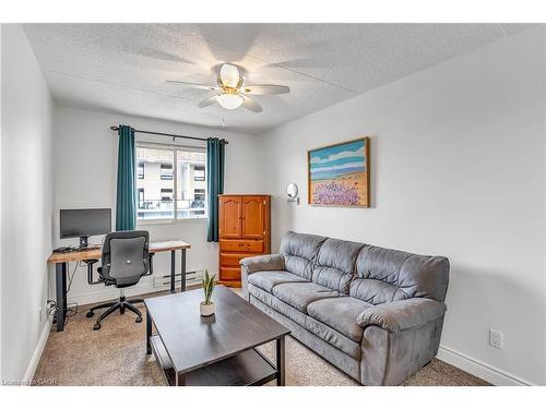 226-42 Tannery Street E, Cambridge, ON - Indoor Photo Showing Living Room