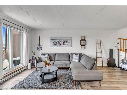 226-42 Tannery Street E, Cambridge, ON - Indoor Photo Showing Living Room