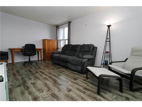 919-200 Jamieson Parkway, Cambridge, ON - Indoor Photo Showing Living Room