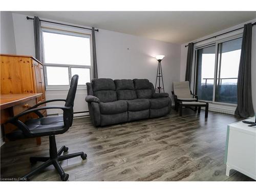 919-200 Jamieson Parkway, Cambridge, ON - Indoor Photo Showing Living Room