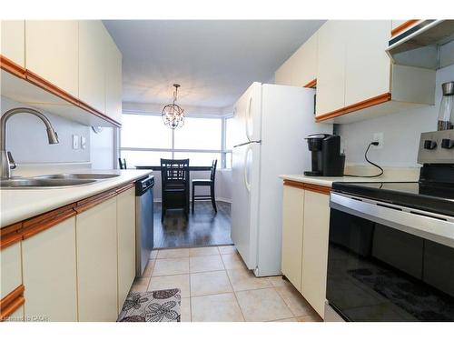 919-200 Jamieson Parkway, Cambridge, ON - Indoor Photo Showing Kitchen