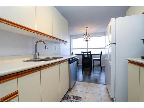 919-200 Jamieson Parkway, Cambridge, ON - Indoor Photo Showing Kitchen With Double Sink