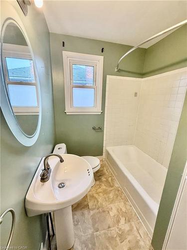 194 East 15Th Street, Hamilton, ON - Indoor Photo Showing Bathroom