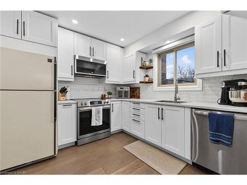 15-150 Gateshead Crescent, Stoney Creek, ON - Indoor Photo Showing Kitchen With Upgraded Kitchen