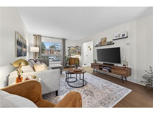 15-150 Gateshead Crescent, Stoney Creek, ON - Indoor Photo Showing Living Room