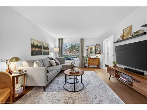 15-150 Gateshead Crescent, Stoney Creek, ON - Indoor Photo Showing Living Room