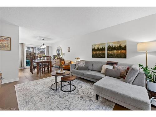 15-150 Gateshead Crescent, Stoney Creek, ON - Indoor Photo Showing Living Room