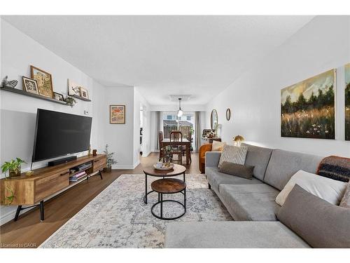 15-150 Gateshead Crescent, Stoney Creek, ON - Indoor Photo Showing Living Room