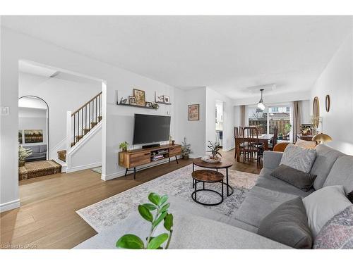 15-150 Gateshead Crescent, Stoney Creek, ON - Indoor Photo Showing Living Room