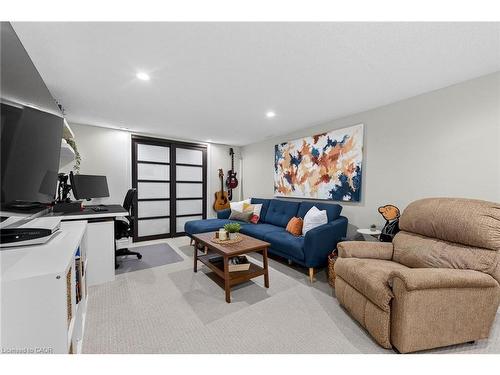 15-150 Gateshead Crescent, Stoney Creek, ON - Indoor Photo Showing Living Room