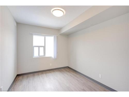 911-595 Strasburg Road, Kitchener, ON - Indoor Photo Showing Other Room