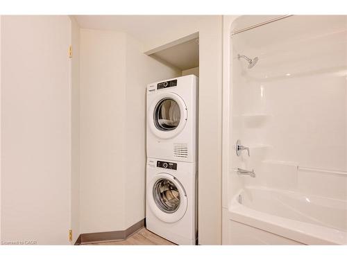 911-595 Strasburg Road, Kitchener, ON - Indoor Photo Showing Laundry Room