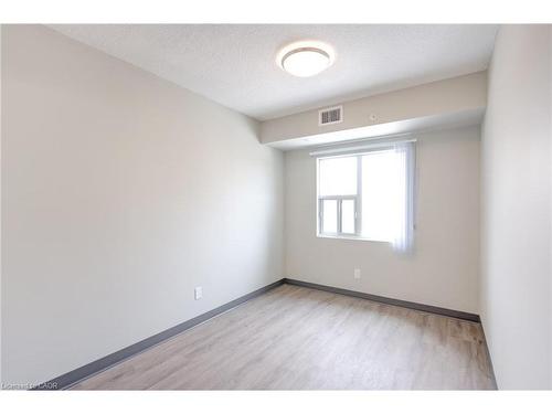 911-595 Strasburg Road, Kitchener, ON - Indoor Photo Showing Other Room