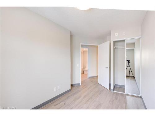 911-595 Strasburg Road, Kitchener, ON - Indoor Photo Showing Other Room