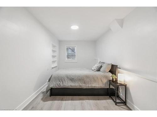 183 Market Street, Hamilton, ON - Indoor Photo Showing Bedroom