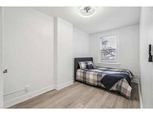 183 Market Street, Hamilton, ON - Indoor Photo Showing Bedroom