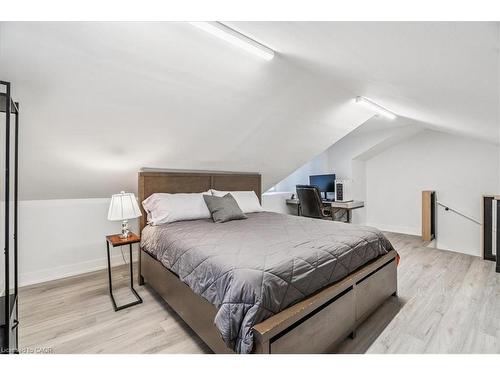 183 Market Street, Hamilton, ON - Indoor Photo Showing Bedroom