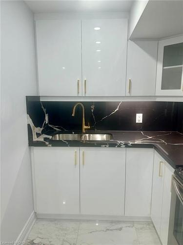 5349 Tenth Line W, Mississauga, ON - Indoor Photo Showing Kitchen