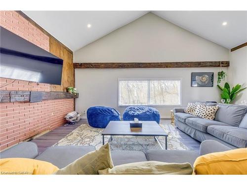 3590 Lakeshore Road, Lincoln, ON - Indoor Photo Showing Living Room