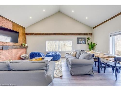 3590 Lakeshore Road, Lincoln, ON - Indoor Photo Showing Living Room