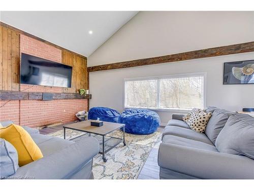 3590 Lakeshore Road, Lincoln, ON - Indoor Photo Showing Living Room