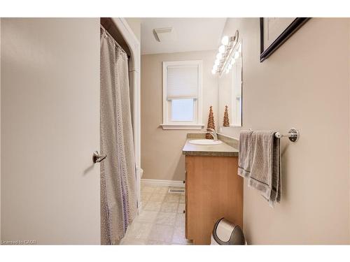 143 Rosedale Avenue, Hamilton, ON - Indoor Photo Showing Bathroom