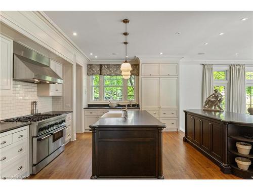 33 Salisbury Avenue, Cambridge, ON - Indoor Photo Showing Kitchen With Upgraded Kitchen