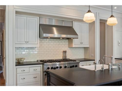 33 Salisbury Avenue, Cambridge, ON - Indoor Photo Showing Kitchen With Upgraded Kitchen