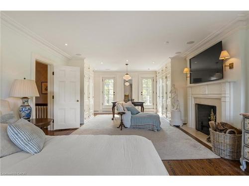 33 Salisbury Avenue, Cambridge, ON - Indoor Photo Showing Living Room With Fireplace