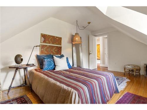 33 Salisbury Avenue, Cambridge, ON - Indoor Photo Showing Bedroom
