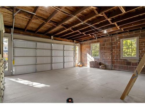 33 Salisbury Avenue, Cambridge, ON - Indoor Photo Showing Garage