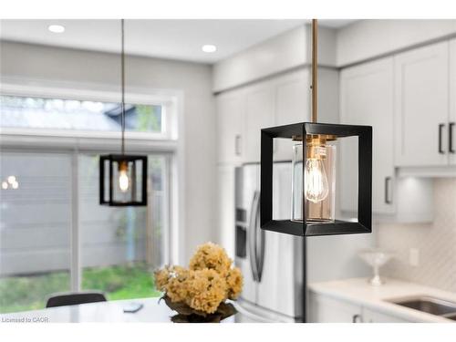 12 Lindsay Way, Grimsby, ON - Indoor Photo Showing Kitchen