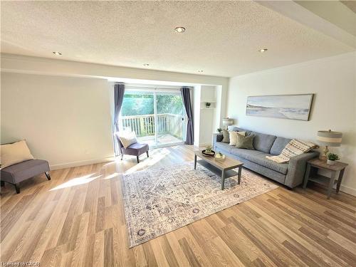 5-26 Poplar Drive, Cambridge, ON - Indoor Photo Showing Living Room