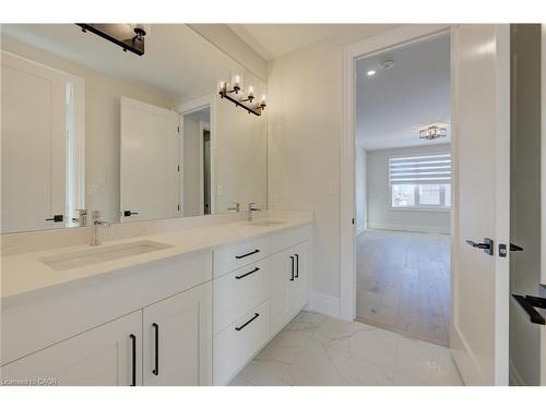 47 Pioneer Ridge Drive, Kitchener, ON - Indoor Photo Showing Bathroom