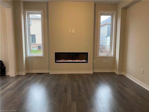 15 Vinifera Drive, Grimsby, ON - Indoor Photo Showing Living Room With Fireplace