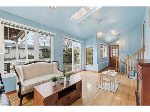 685 Dunn Avenue, Hamilton, ON - Indoor Photo Showing Living Room