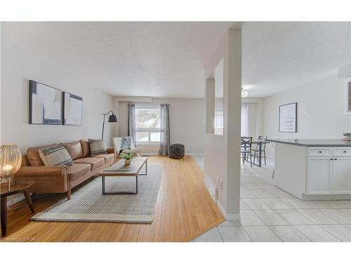 141 Mountain Laurel Crescent, Kitchener, ON - Indoor Photo Showing Living Room