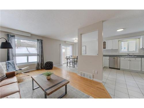 141 Mountain Laurel Crescent, Kitchener, ON - Indoor Photo Showing Living Room