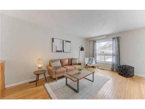 141 Mountain Laurel Crescent, Kitchener, ON - Indoor Photo Showing Living Room