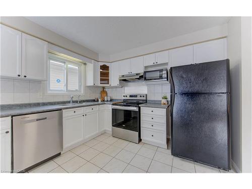 141 Mountain Laurel Crescent, Kitchener, ON - Indoor Photo Showing Kitchen